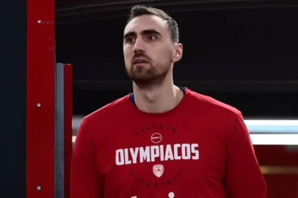 Ο Νίκολα Μιλουτίνοφ επιστρέφει με τη φανέλα του Ολυμπιακού στο ΣΕΦ.