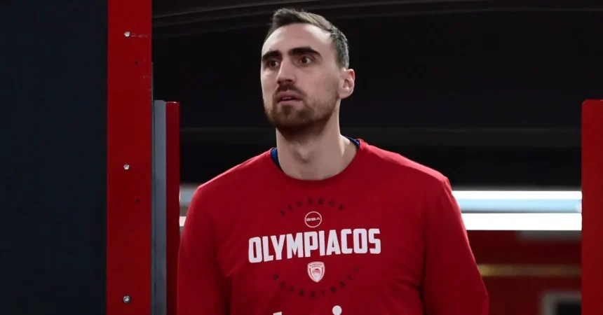 Ο Νίκολα Μιλουτίνοφ επιστρέφει με τη φανέλα του Ολυμπιακού στο ΣΕΦ.