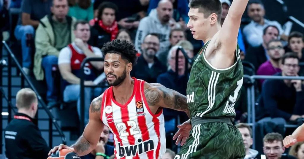 Ο Τάιλερ Ντόρσει σε φάση απέναντι στην Μπάγερν