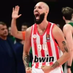 O Εβάν Φουρνιέ πανηγυρίζει μέσα στο ΟΑΚΑ