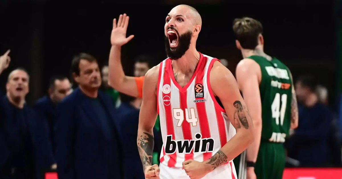 O Εβάν Φουρνιέ πανηγυρίζει μέσα στο ΟΑΚΑ