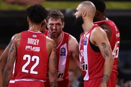 Οι παίκτεες του Ολυμπιακού ετοιμάζονται να αντιμετωπίσουν τον αντίπαλο