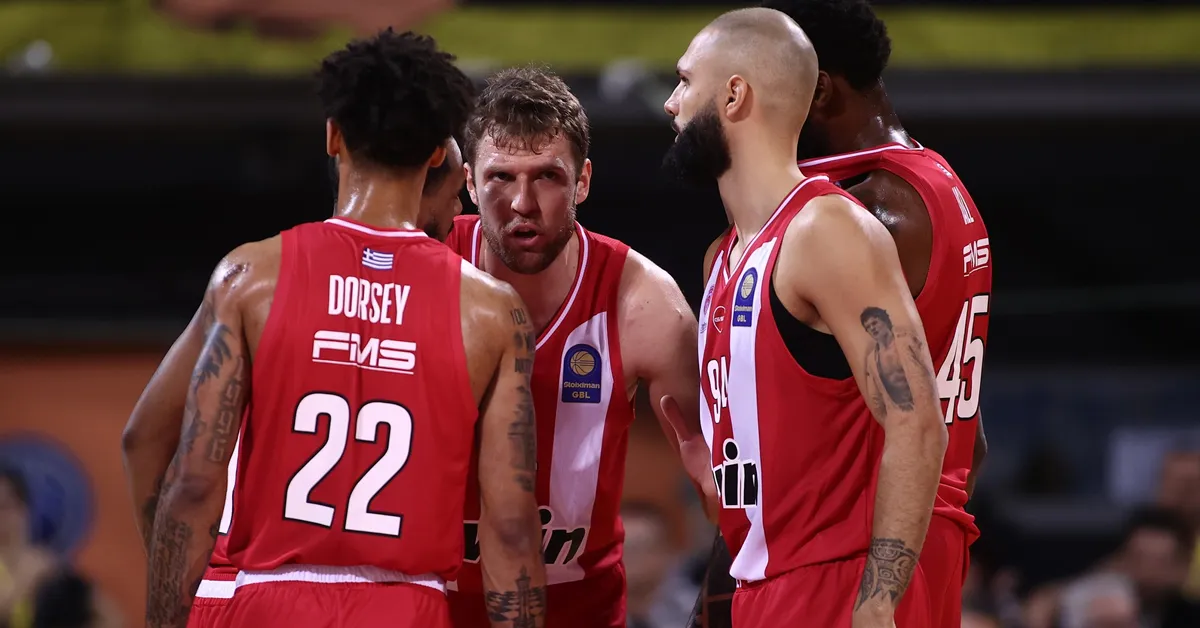 Οι παίκτεες του Ολυμπιακού ετοιμάζονται να αντιμετωπίσουν τον αντίπαλο