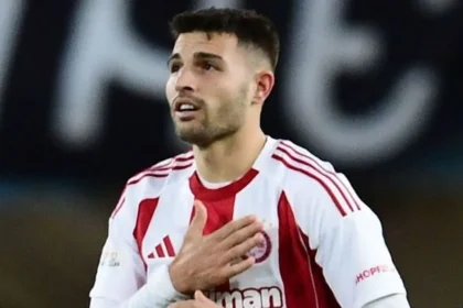 Ο Αλέξης Καλογερόπουλος πανυγηρίζει με το χέρι στο στήθος στο σήμα του Ολυμπιακού