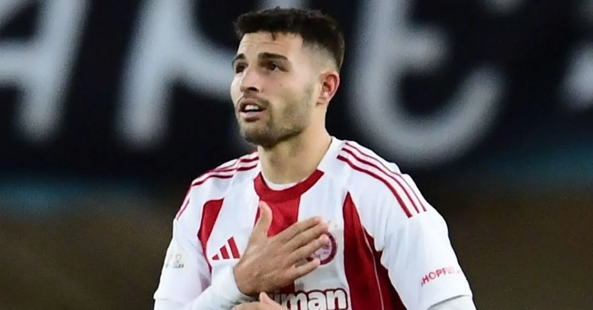 Ο Αλέξης Καλογερόπουλος πανυγηρίζει με το χέρι στο στήθος στο σήμα του Ολυμπιακού