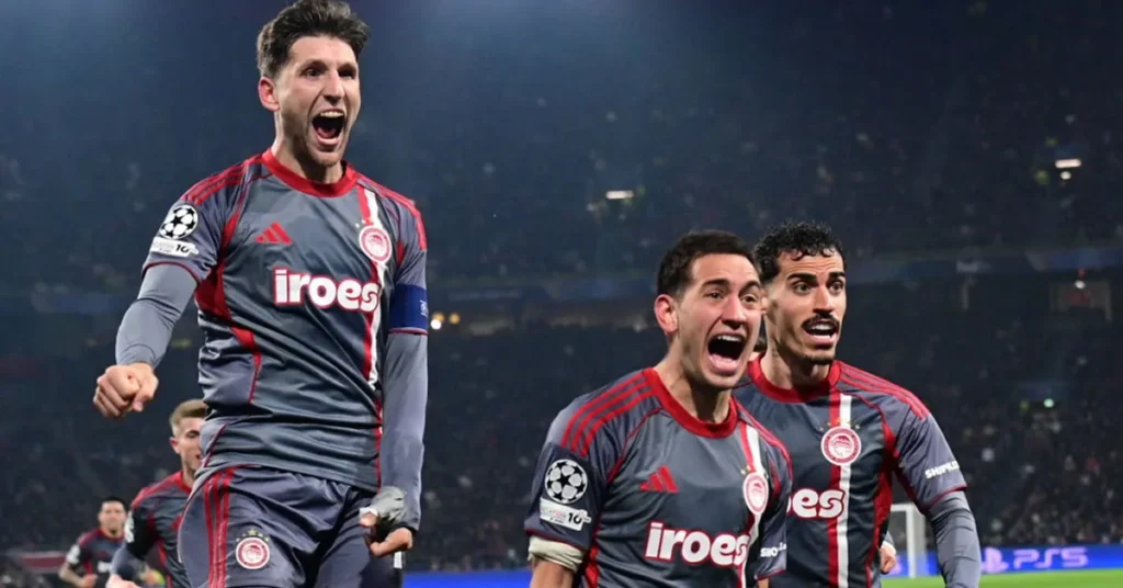 Παίκτες του Ολυμπιακού αγκαλιασμένοι πανηγυρίζουν τη μεγάλη νίκη επί του Άγιαξ