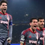 Παίκτες του Ολυμπιακού αγκαλιασμένοι πανηγυρίζουν τη μεγάλη νίκη επί του Άγιαξ