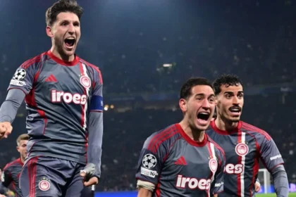 Παίκτες του Ολυμπιακού αγκαλιασμένοι πανηγυρίζουν τη μεγάλη νίκη επί του Άγιαξ