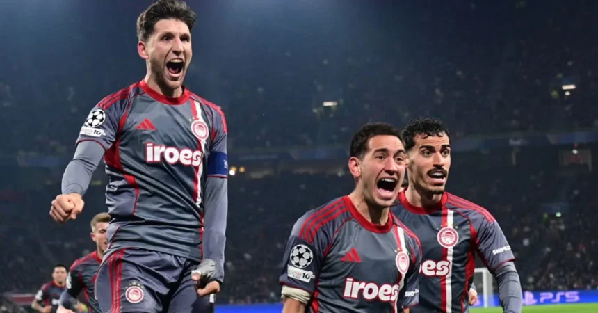 Παίκτες του Ολυμπιακού αγκαλιασμένοι πανηγυρίζουν τη μεγάλη νίκη επί του Άγιαξ