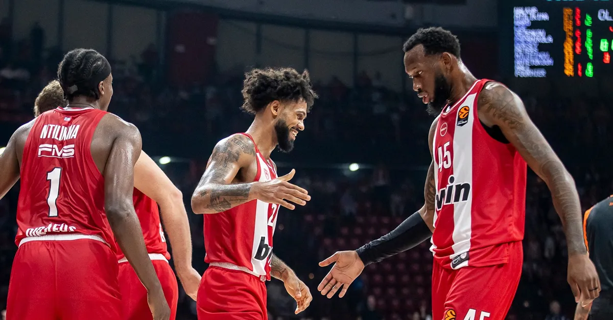 Παίκτες του Ολυμπιακού πανηγυρίζουν μέσα στο παρκέ