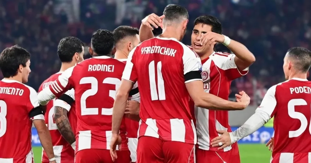 Οι παίκτες του Ολυμπιακού αγκαλιασμένοι σε κύκλο πριν από την έναρξη μεγάλης αναμέτρησης