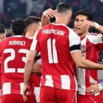 Οι παίκτες του Ολυμπιακού αγκαλιασμένοι σε κύκλο πριν από την έναρξη μεγάλης αναμέτρησης