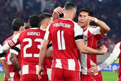 Οι παίκτες του Ολυμπιακού αγκαλιασμένοι σε κύκλο πριν από την έναρξη μεγάλης αναμέτρησης