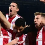 Οι παίκτες του Ολυμπιακού πανηγυρίζουν το πέναλντι που έβαλε ο Ταρέμι στον τελικό του super cup