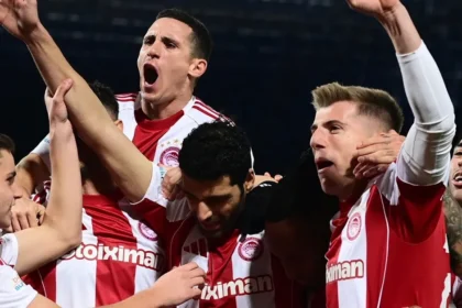 Οι παίκτες του Ολυμπιακού πανηγυρίζουν το πέναλντι που έβαλε ο Ταρέμι στον τελικό του super cup