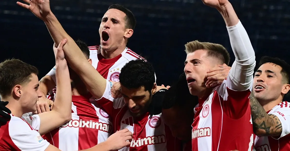 Οι παίκτες του Ολυμπιακού πανηγυρίζουν το πέναλντι που έβαλε ο Ταρέμι στον τελικό του super cup