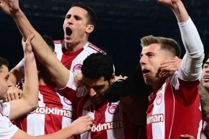 Οι παίκτες του Ολυμπιακού πανηγυρίζουν έξαλλα την κατάκτηση του Super Cup στο Παγκρήτιο Στάδιο με τον Μεχντί Ταρέμι να κρατά το τρόπαιο.