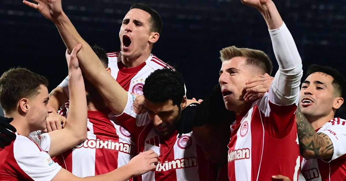 Οι παίκτες του Ολυμπιακού πανηγυρίζουν έξαλλα την κατάκτηση του Super Cup στο Παγκρήτιο Στάδιο με τον Μεχντί Ταρέμι να κρατά το τρόπαιο.