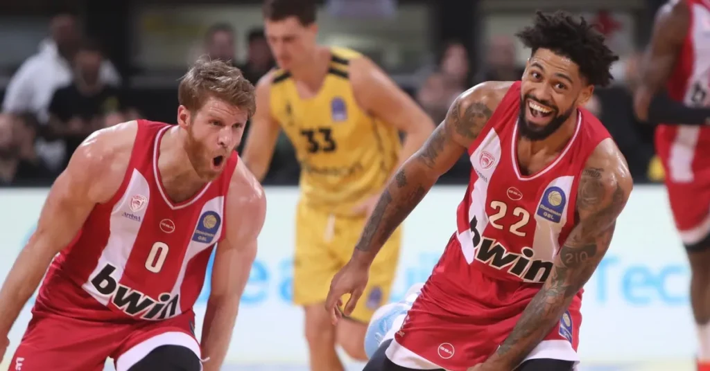 ο Τόμας Γούοκαπ και ο Τάιλερ Ντόρσει, πανηγυρίζουν ένα καλάθι στην καυτή έδρα του Άρη