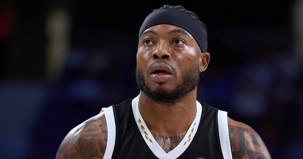 Ο Ταϊρίκ Τζόουνς ανάμεσα στα σήματα του Ολυμπιακού και της Μακάμπι, με φόντο την προθεσμία των μεταγραφών της Euroleague