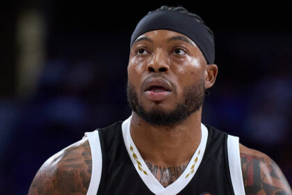 Ο Ταϊρίκ Τζόουνς ανάμεσα στα σήματα του Ολυμπιακού και της Μακάμπι, με φόντο την προθεσμία των μεταγραφών της Euroleague