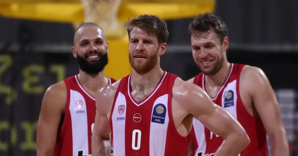Ο Σάσα Βεζένκοφ ο ΅Εβάν Φουρνιέ και ο Τόμας Γούοκαπ κατά τη διάρκεια του αγώνα Stoiximan GBL