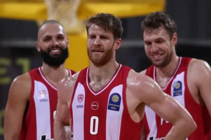 Ο Σάσα Βεζένκοφ ο ΅Εβάν Φουρνιέ και ο Τόμας Γούοκαπ κατά τη διάρκεια του αγώνα Stoiximan GBL