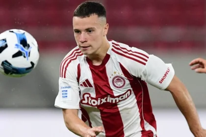 Ο Σταύρος Πνευμονίδης με τη φανέλα του Ολυμπιακού