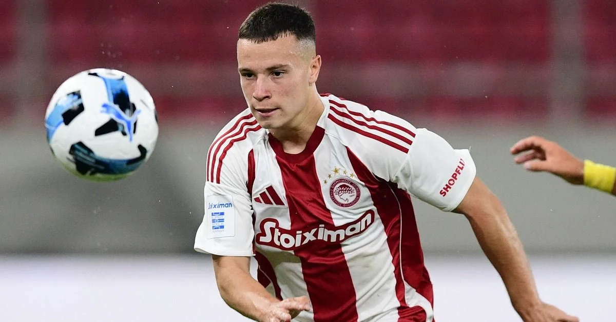 Ο Σταύρος Πνευμονίδης με τη φανέλα του Ολυμπιακού