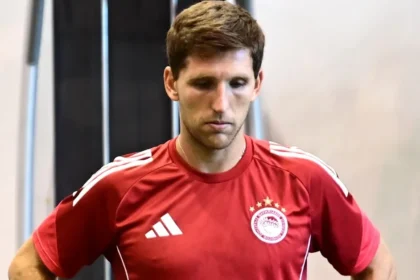 Ο Παναγιώτης Ρέτσος με δεμένο χέρι κατά τη διάρκεια προπόνησης του Ολυμπιακού