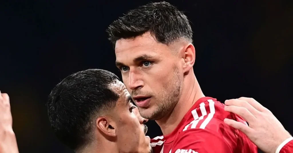 Ο Ρόμαν Γιάρεμτσουκ πανηγυρίζει με πάθος γκολ του Ολυμπιακού δείχνοντας αποφασιστικότητα.