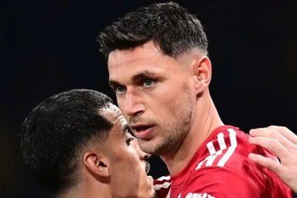 Ο Ρόμαν Γιάρεμτσουκ πανηγυρίζει με πάθος γκολ του Ολυμπιακού δείχνοντας αποφασιστικότητα.