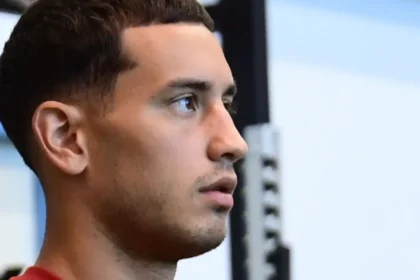 Σαντιάγκο Έσε του Ολυμπιακού απέναντι στον Άγιαξ