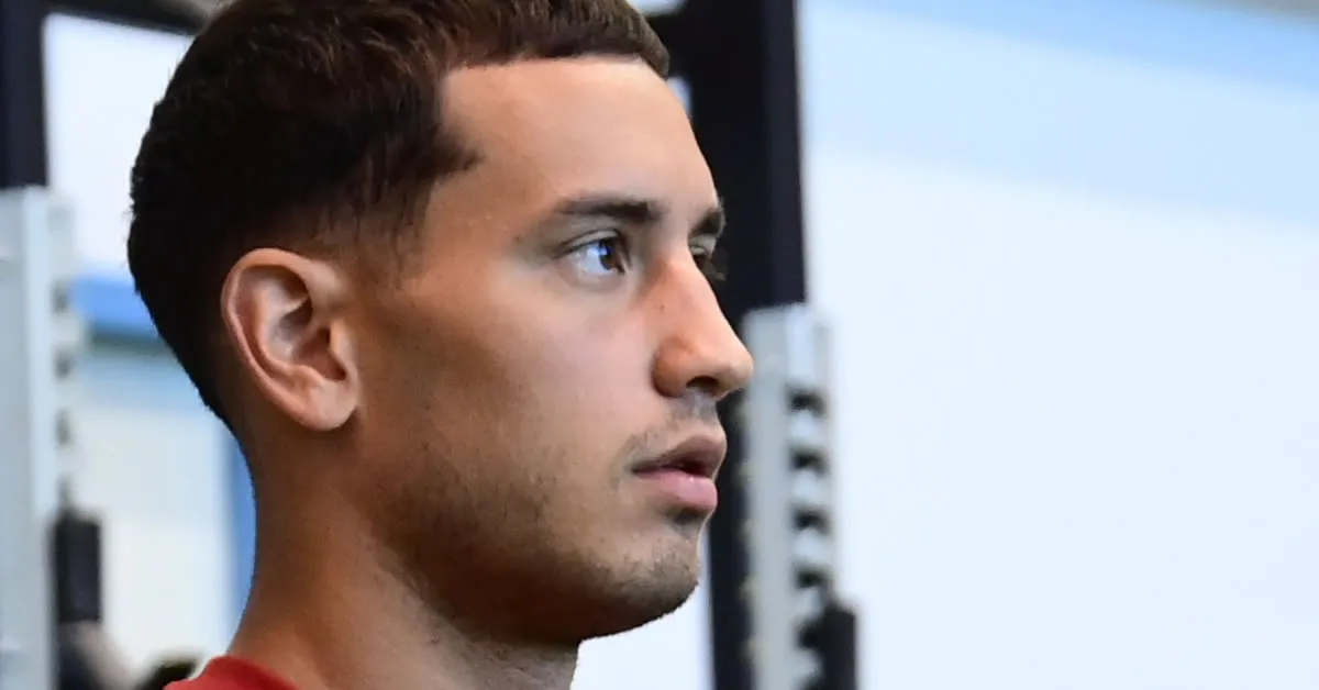 Σαντιάγκο Έσε του Ολυμπιακού απέναντι στον Άγιαξ