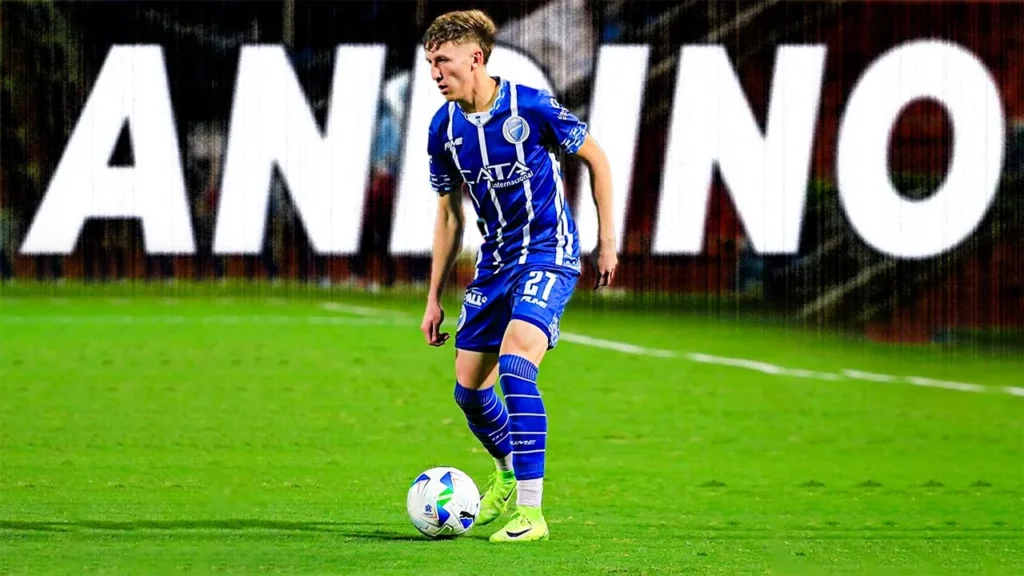 Ο Σαντίνο Αντίνο σε προσπάθεια με τη μπάλα στα πόδια δείχνοντας την εκρηκτικότητά του