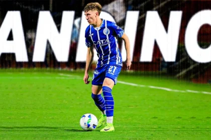 Ο Σαντίνο Αντίνο σε προσπάθεια με τη μπάλα στα πόδια δείχνοντας την εκρηκτικότητά του