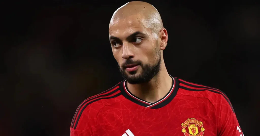 Ο Σοφιάν Άμραμπατ με τη φανέλα της Εθνικής Μαρόκου σε μονομαχία στο κέντρο του γηπέδου