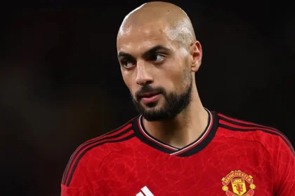 Ο Σοφιάν Άμραμπατ με τη φανέλα της Εθνικής Μαρόκου σε μονομαχία στο κέντρο του γηπέδου