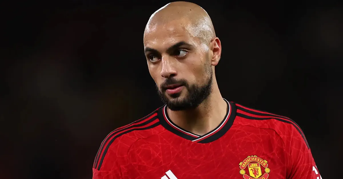 Ο Σοφιάν Άμραμπατ με τη φανέλα της Εθνικής Μαρόκου σε μονομαχία στο κέντρο του γηπέδου