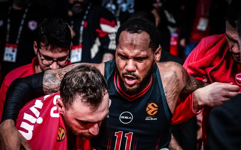 Ο Μόντε Μόρις αποχωρεί υποβασταζόμενος απο το παιχνίδι