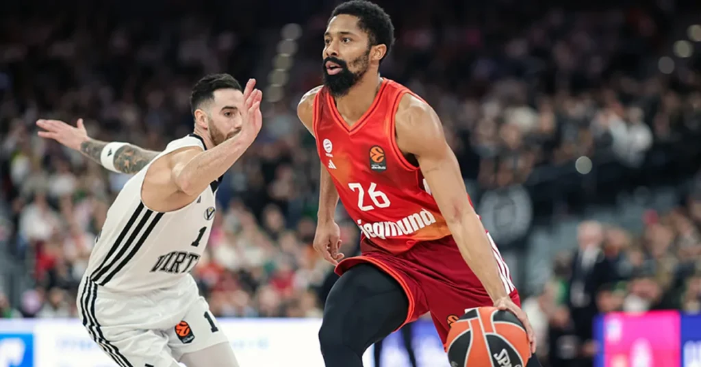 Ο Σπένσερ Ντίνγουιντι με τη φανέλα της Μπάγερν Μονάχου σε μια στιγμή περισυλλογής στο γήπεδο