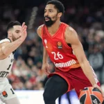 Ο Σπένσερ Ντίνγουιντι με τη φανέλα της Μπάγερν Μονάχου σε μια στιγμή περισυλλογής στο γήπεδο