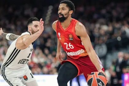 Ο Σπένσερ Ντίνγουιντι με τη φανέλα της Μπάγερν Μονάχου σε μια στιγμή περισυλλογής στο γήπεδο