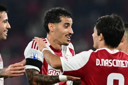 Ολυμπιακός - Παίκτες πανηγυρίζουν σε αγώνα της Super League υπό βροχή