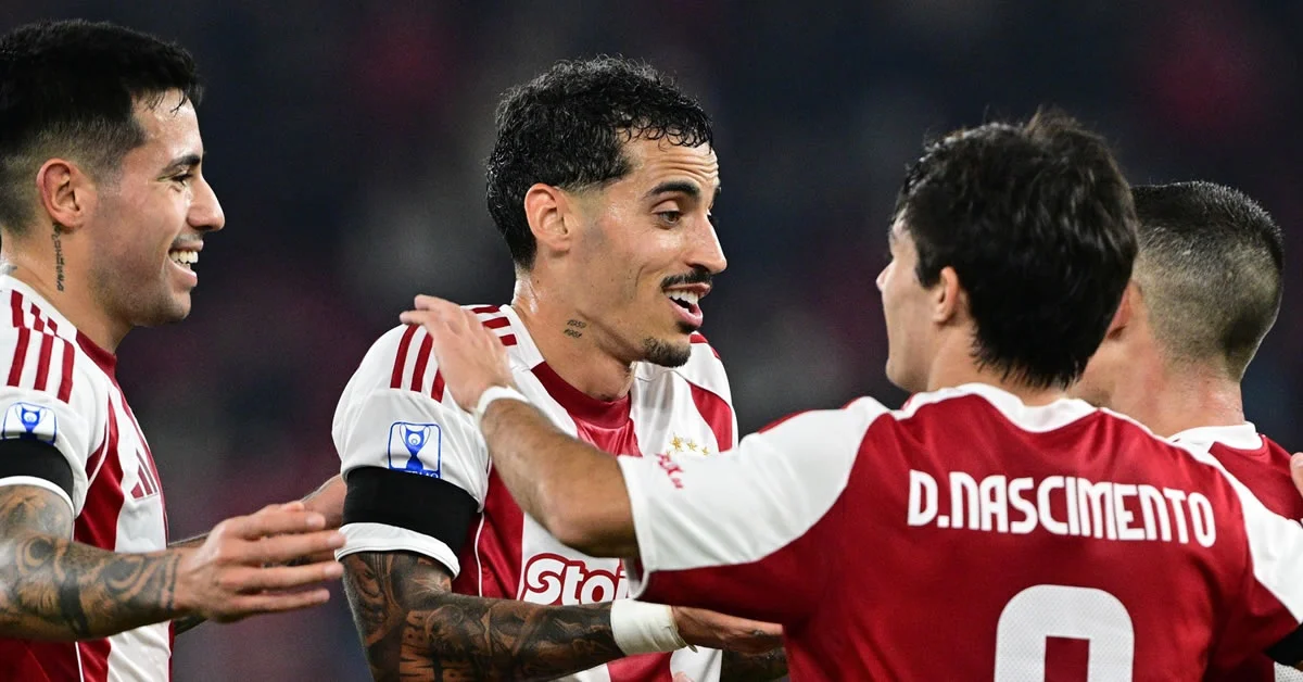 Ολυμπιακός - Παίκτες πανηγυρίζουν σε αγώνα της Super League υπό βροχή