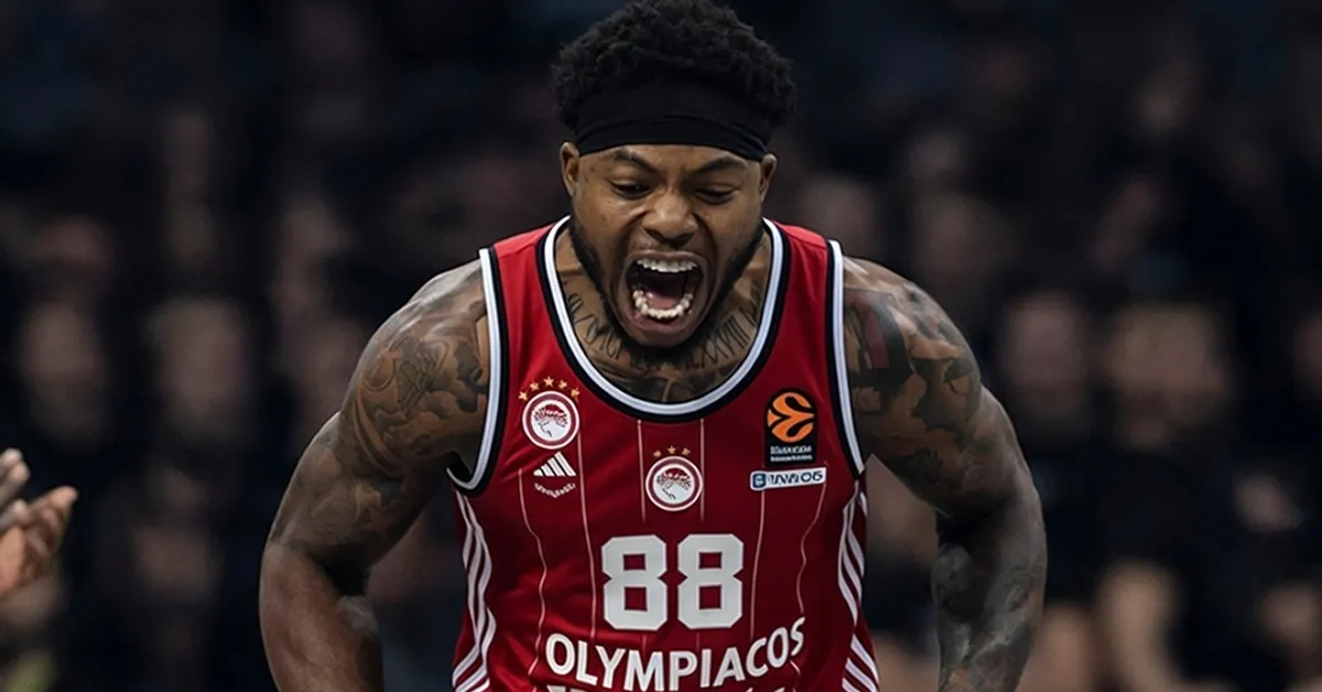 Ο Ταϊρίκ Τζόουνς πρόβάρει τη φανέλα του Ολυμπιακού