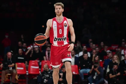 Ο Τόμας Γουόκαπ κατά τη διάρκεια αγώνα του Ολυμπιακού