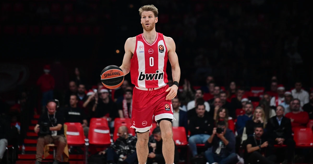 Ο Τόμας Γουόκαπ κατά τη διάρκεια αγώνα του Ολυμπιακού