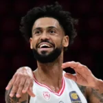 Ο Τάιλερ Ντόρσεϊ πανηγυρίζει έξαλλα ένα κρίσιμο καλάθι με τη φανέλα του Ολυμπιακού