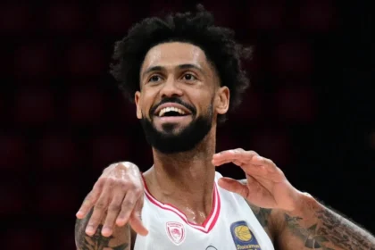 Ο Τάιλερ Ντόρσεϊ πανηγυρίζει έξαλλα ένα κρίσιμο καλάθι με τη φανέλα του Ολυμπιακού